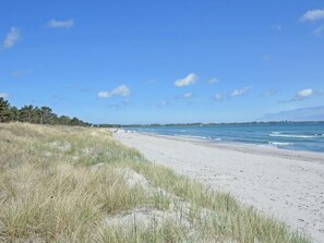 A beach with sand dunes and a clear sky. - Strandgut by Interhome (Breege)