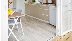 Une cuisine compacte comprenant un coin repas, un four à micro-ondes et un évier.