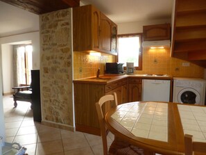 Fridge, microwave, dishwasher, cookware/dishes/utensils - im Périgord in Saint-Cybranet by Interhome (Domme)