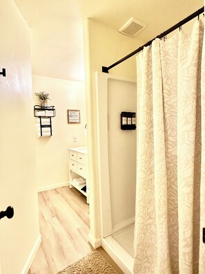 Shower, hair dryer, towels, soap - Delightful 3-bedroom house with AC in charming Owasso (Owasso)
