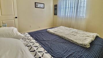 3 bedrooms, desk, free WiFi, bed sheets