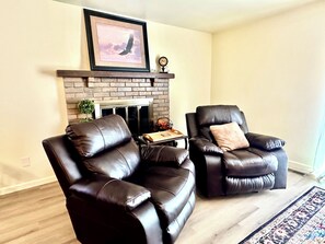 Smart TV - Delightful 3-bedroom house with AC in charming Owasso (Owasso)