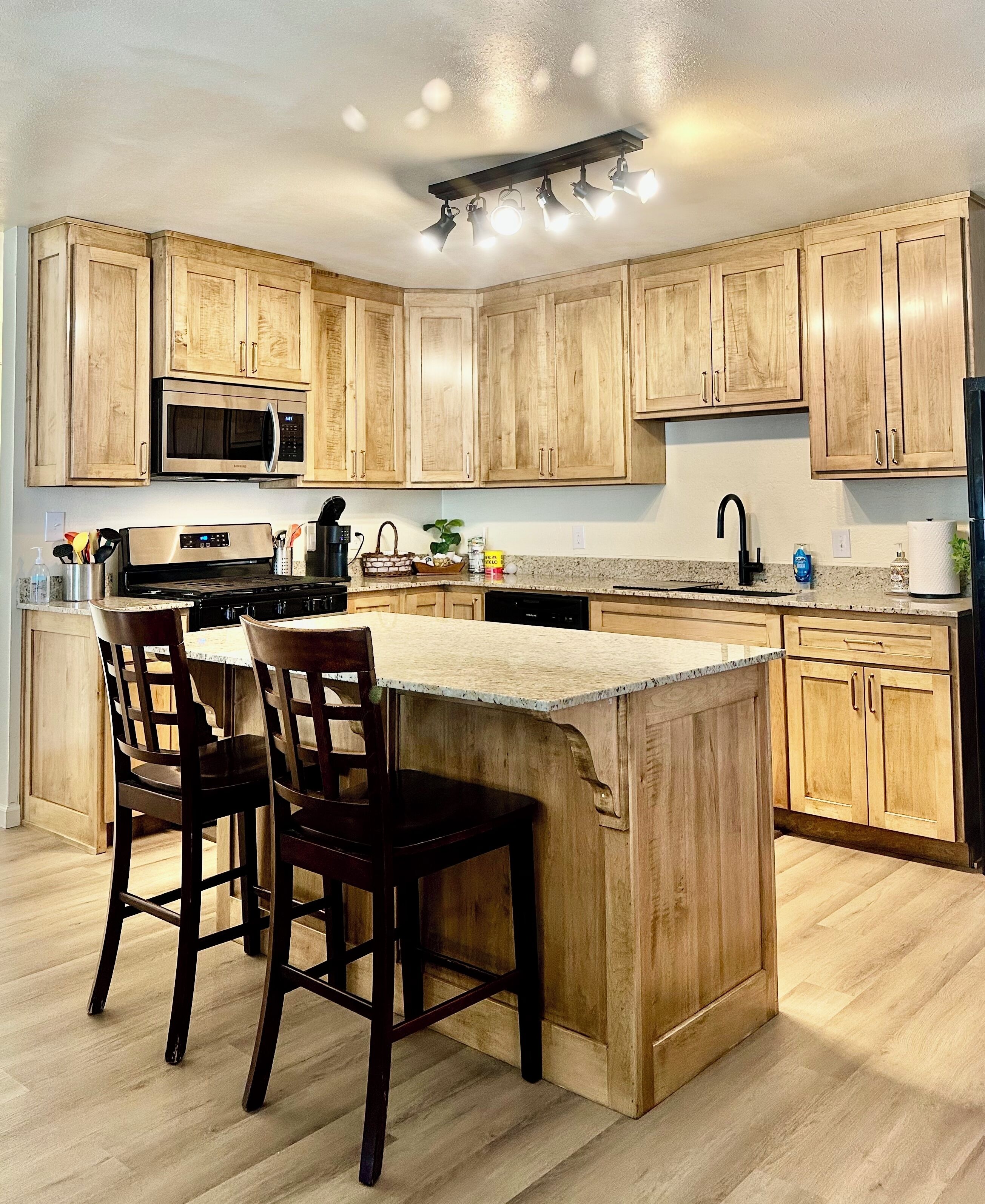 Réfrigérateur, micro-ondes, four, plaque de cuisson