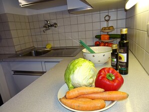 Fridge, microwave, oven, cookware/dishes/utensils - Apartment Bärli by Interhome (Bad Bayersoien)