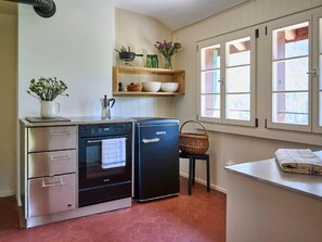 Refrigerador, horno, utensilios de cocina