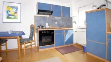 Kühlschrank, Mikrowelle, Ofen, Kochgeschirr/Geschirr/Besteck