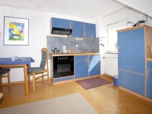 Kühlschrank, Mikrowelle, Ofen, Kochgeschirr/Geschirr/Besteck