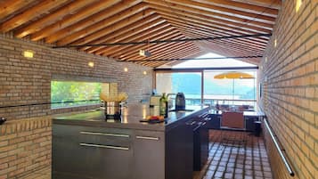 Fridge, oven, dishwasher, cookware/dishes/utensils