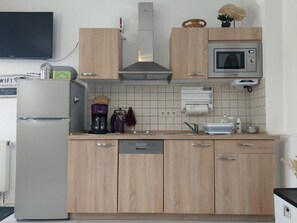 Kühlschrank, Mikrowelle, Kochgeschirr/Geschirr/Besteck