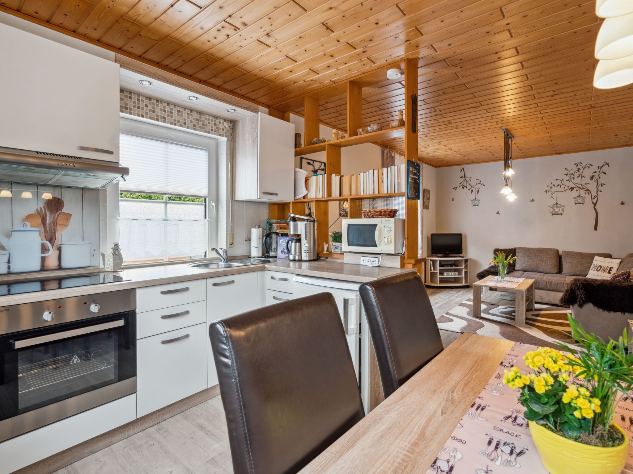 Kjøleskap, mikrobølgeovn, ovn og kjøkkenutstyr