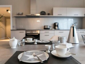 Kühlschrank, Ofen, Geschirrspüler, Kochgeschirr/Geschirr/Besteck