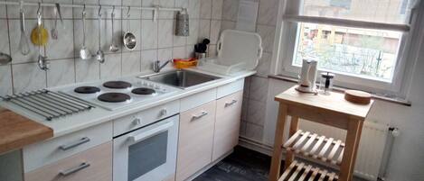 Réfrigérateur, four, batterie de cuisine, vaisselle et ustensiles