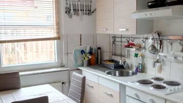 Kylskåp, ugn och grytor/köksredskap