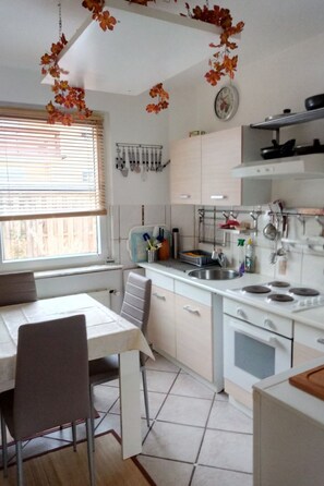 Kylskåp, ugn och grytor/köksredskap