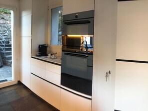 ثلاجة، فرن، غسالة أطباق، مستلزمات طهي/أطباق/أوعية