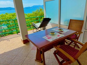 Outdoor dining - "SeaSide" mit Blick auf das Wasser by Interhome (Klek)