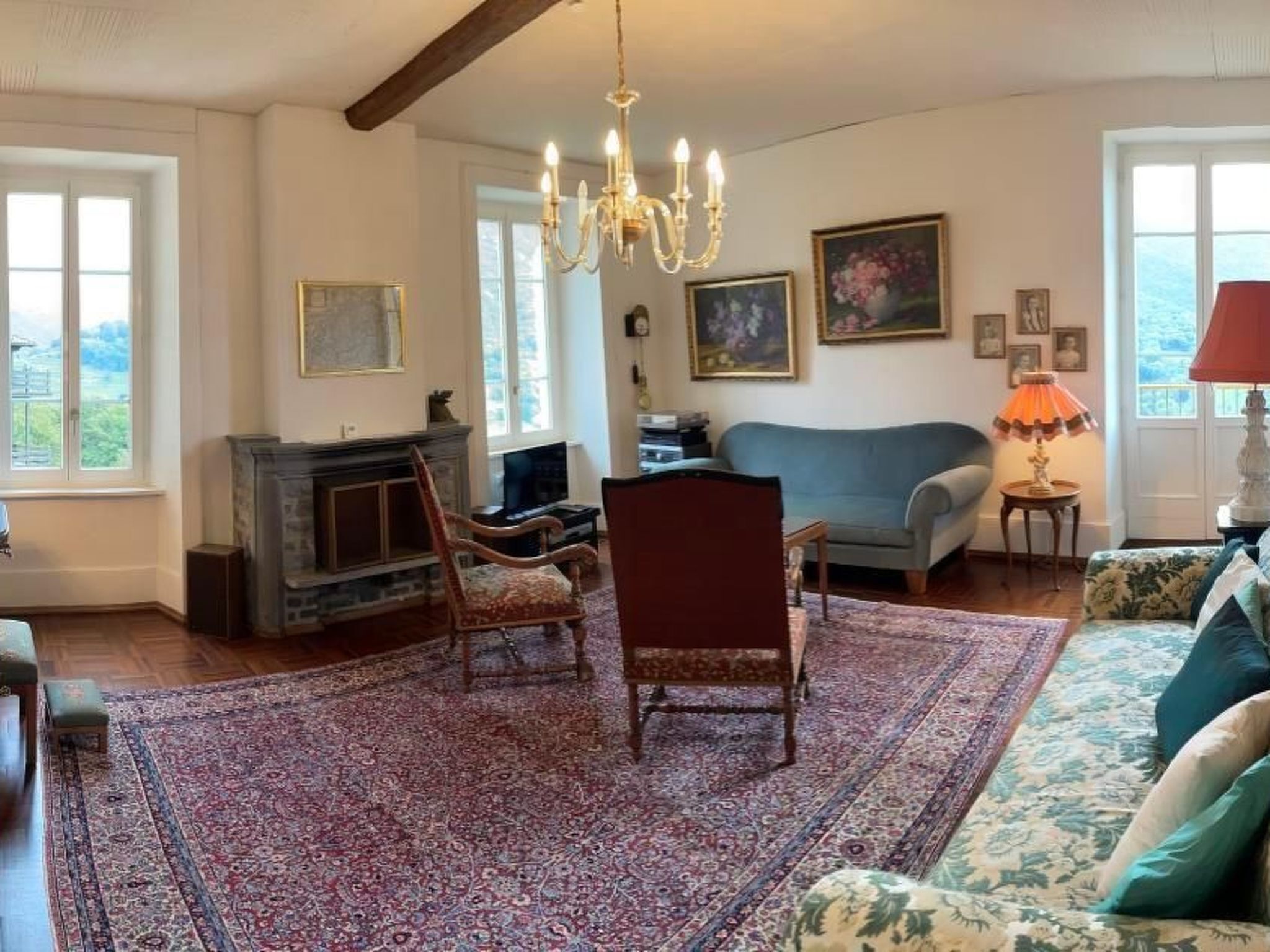 Una televisión, un reproductor de DVD