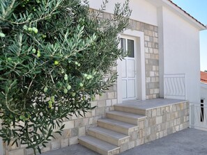 Exterior detail - Angenehme Wohnung in Komarna mit privatem Parkplatz by Interhome (Klek)