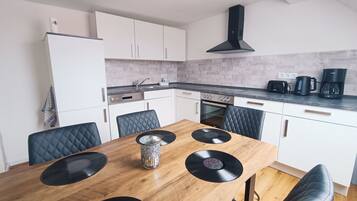 Kühlschrank, Ofen, Geschirrspüler, Kochgeschirr/Geschirr/Besteck