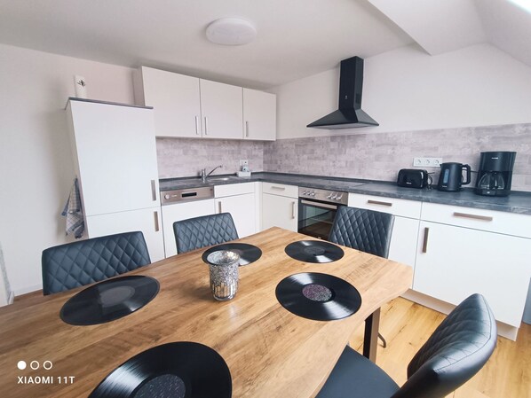 Fridge, oven, dishwasher, cookware/dishes/utensils