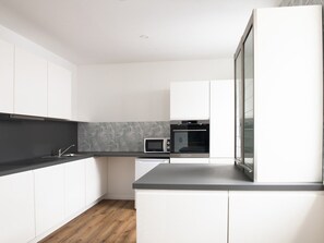 Kühlschrank, Mikrowelle, Ofen, Geschirrspüler