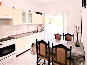 Kühlschrank, Mikrowelle, Ofen, Geschirrspüler