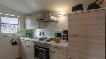 Kühlschrank, Ofen, Kochgeschirr/Geschirr/Besteck