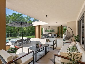 Outdoor dining - Luxuriöse Waldvilla mit beheiztem Pool in Kroatien by Interhome (Umag/Juricani)
