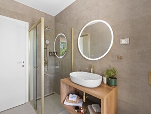 Bathroom - Luxuriöse Waldvilla mit beheiztem Pool in Kroatien by Interhome (Umag/Juricani)