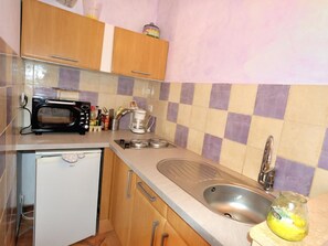 Fridge, microwave, cookware/dishes/utensils - Wohnung in charmantem Haus auf Domäne by Interhome (Signes)