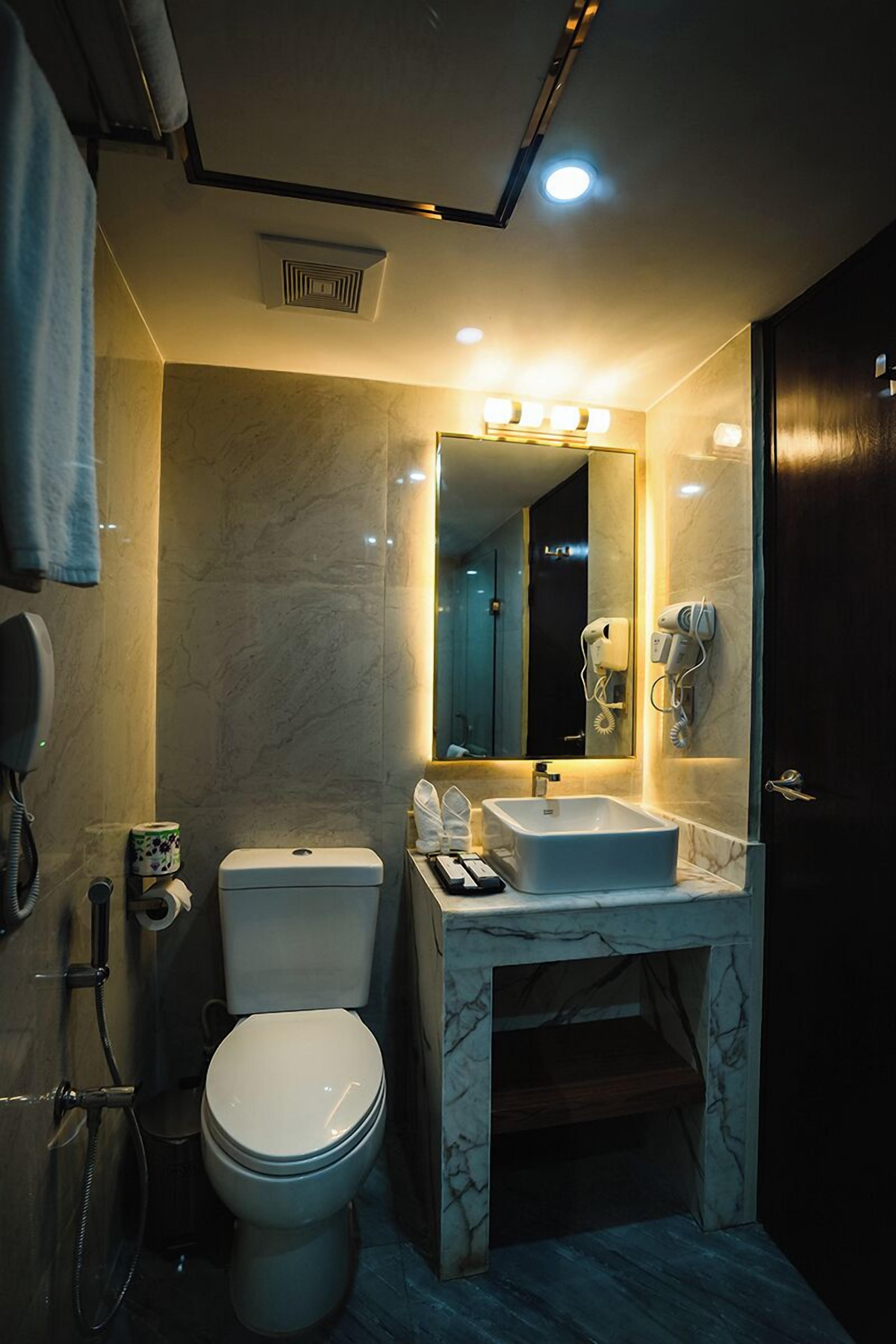 Dusche, kostenlose Toilettenartikel, Hausschuhe, Seife