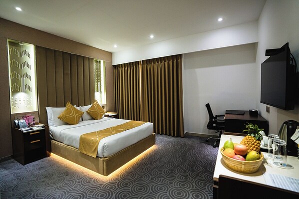 خزنة داخل الغرفة ومكواة/لوح كي وواي فاي مجانًا