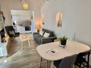 TV - im Herzen eines Weinguts, schattige Terrasse mit Meerblick, Pool by Interhome (Le Pradet)