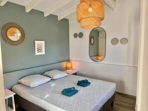 1 bedroom, Internet - im Herzen eines Weinguts, schattige Terrasse mit Meerblick, Pool by Interhome (Le Pradet)