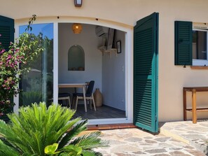 Terrace/patio - im Herzen eines Weinguts, schattige Terrasse mit Meerblick, Pool by Interhome (Le Pradet)