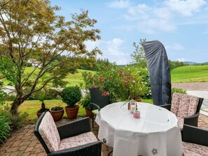 Outdoor dining - Appartement mit Garten in Schwärzenbach by Interhome (Titisee-Neustadt)
