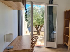 Interior - im Herzen der Weinberge, schattige Terrasse umgeben von Grün, Pool by Interhome (Le Pradet)