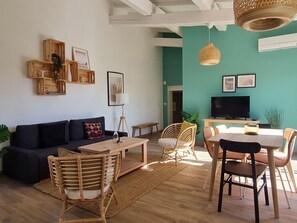TV - im Herzen der Weinberge, schattige Terrasse umgeben von Grün, Pool by Interhome (Le Pradet)