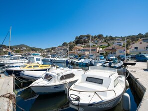 Marina - im Herzen der Weinberge, schattige Terrasse umgeben von Grün, Pool by Interhome (Le Pradet)