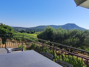 Outdoor dining - im Herzen der Weinberge, schattige Terrasse umgeben von Grün, Pool by Interhome (Le Pradet)