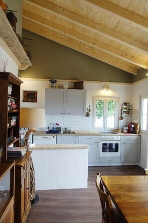 Jääkaappi, uuni, astianpesukone, keittoastiat/astiat/ruokailuvälineet