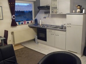 Kühlschrank, Ofen, Kochgeschirr/Geschirr/Besteck