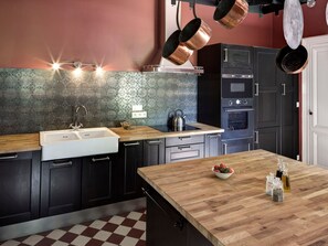 Fridge, microwave, oven, dishwasher - Schloss mit Überlaufpool an der Dordogne by Interhome (Pujols)