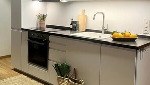 Refrigerador, lavavajillas y utensilios de cocina 