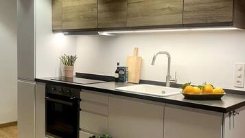 Refrigerador, lavavajillas, utensilios de cocina