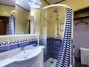 Bathroom - "Gite de Guillemat" by Interhome (Gensac)