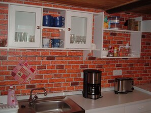 ثلاجة، ميكروويف، فرن، مستلزمات طهي/أطباق/أوعية