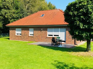 Outdoor dining - Bungalow Waldglück by Interhome (Hage)