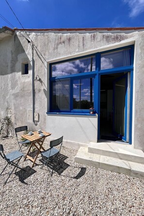 Outdoor dining - Lindenblau by Interhome (Saint-Genis-de-Saintonge)