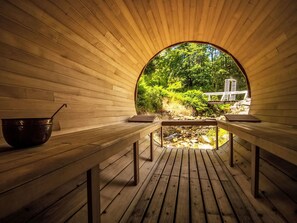 A wooden sauna with benches and a large arched opening. - Landhaus mit gemeinschaftlichem Pool by Interhome (Szklarska Poreba)